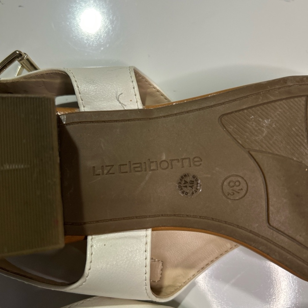 Liz Claiborne Tessa Sandals Shoes Women’s 8.5 White T-Strap Metal Decor Casual - Picture 9 of 10
